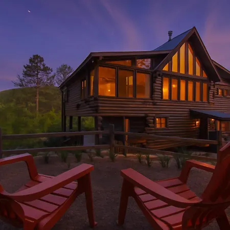 Luxury Lodge And Resort- Swimming Pool, Game Room, Hot Tub, Fire Pit, Pets